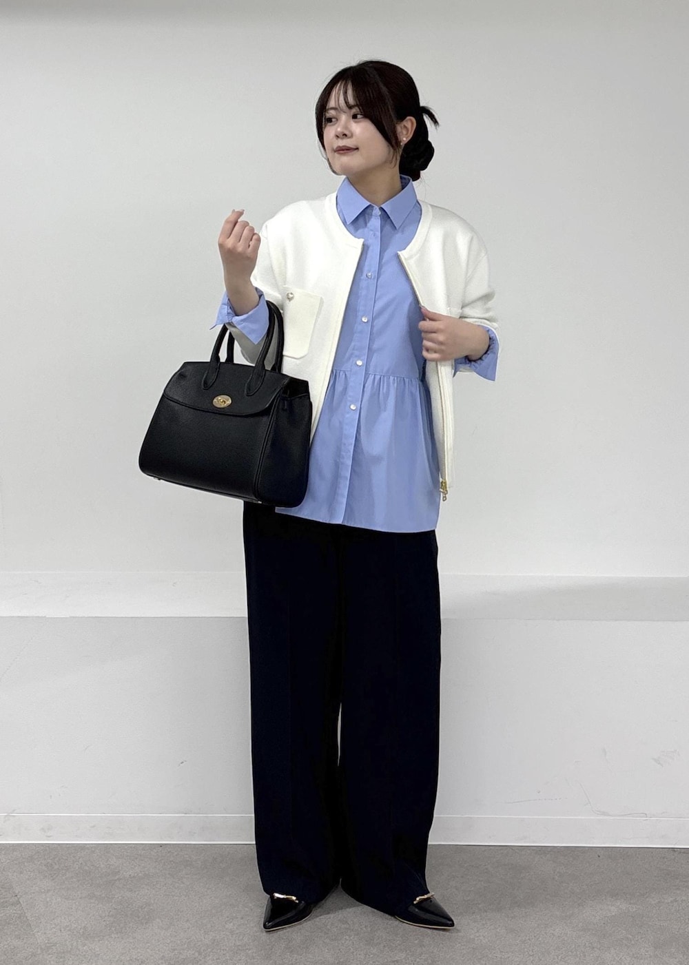 ブラック系のパンプス、ブルー系のその他パンツ、ブラック系のトートバッグを着用したレディースの冬コーディネートの7枚目の写真
