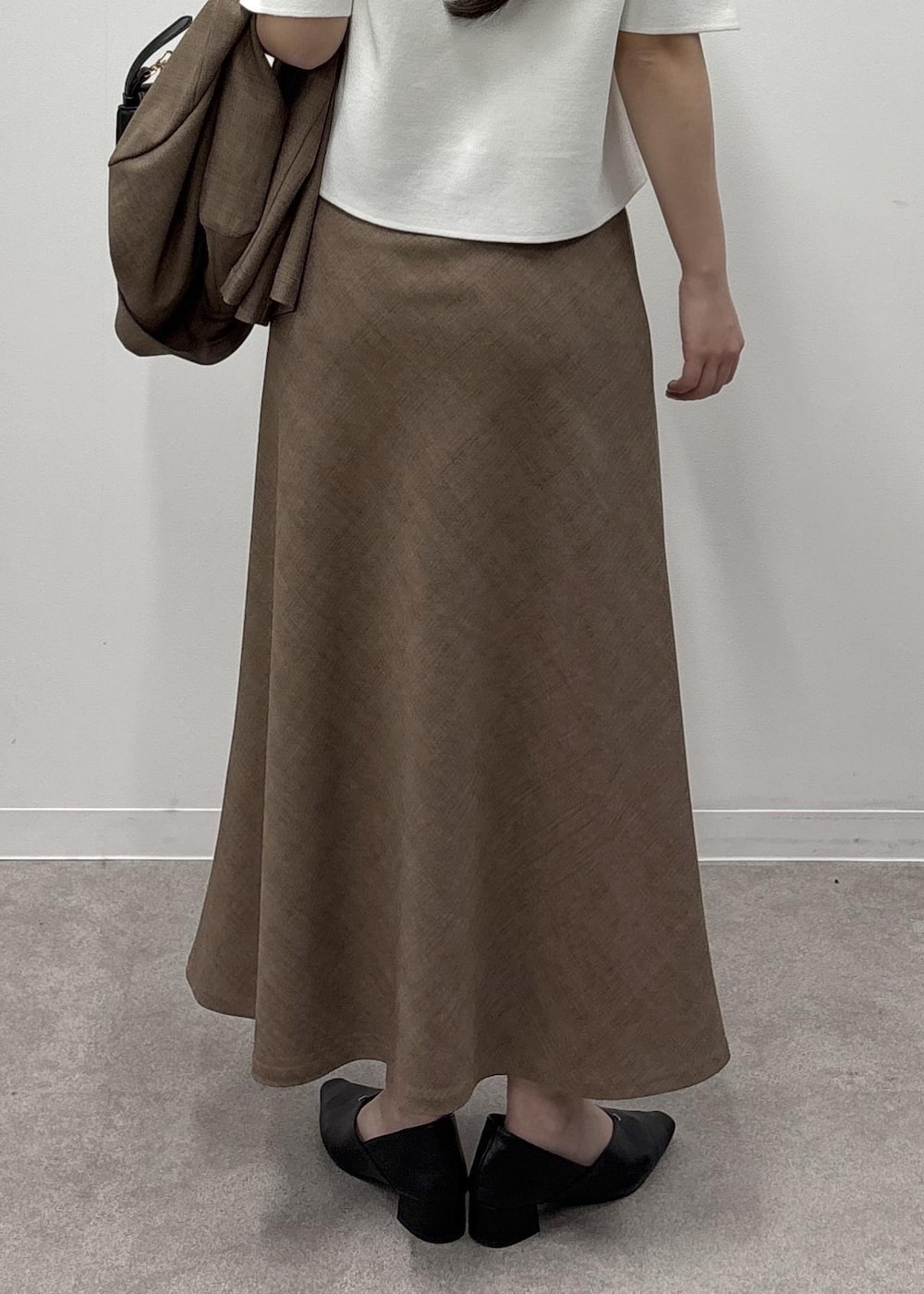 ブラウン系のスカート、ホワイト系のカーディガン/ボレロ、ブラウン系のテーラードジャケットを着用したレディースの春コーディネートの8枚目の写真