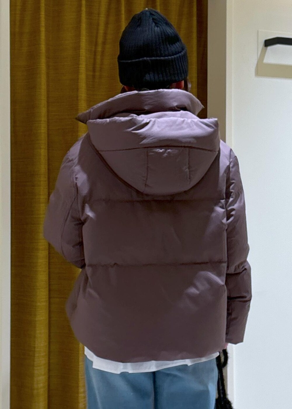 ブルー系のデニムパンツ、ホワイト系のシャツ/ブラウス、ブラック系のブーツを着用したレディースの冬コーディネートの7枚目の写真