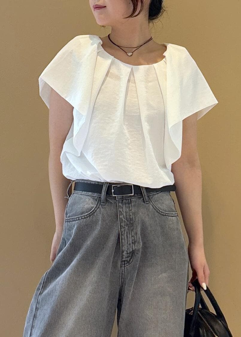 ホワイト系のシャツ/ブラウス、ゴールド系のサンダル、グレー系のデニムパンツを着用したレディースの夏コーディネートの4枚目の写真