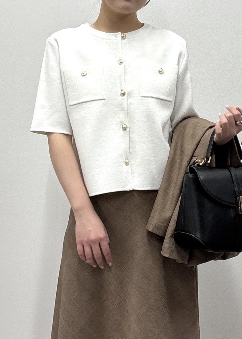 ブラウン系のスカート、ホワイト系のカーディガン/ボレロ、ブラウン系のテーラードジャケットを着用したレディースの春コーディネートの5枚目の写真