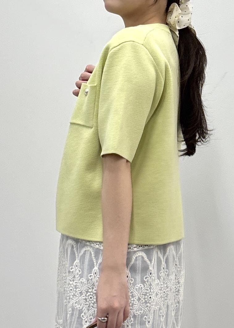 ホワイト系のワンピース、ブラウン系のタンクトップ、グリーン系のカーディガン/ボレロを着用したレディースの春コーディネートの5枚目の写真