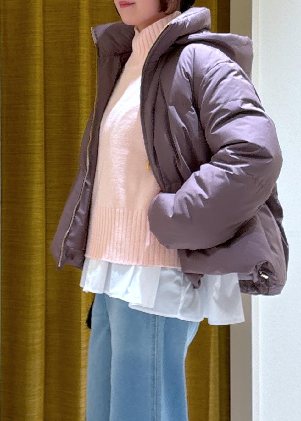 ブルー系のデニムパンツ、ホワイト系のシャツ/ブラウス、ブラック系のブーツを着用したレディースの冬コーディネートの6枚目の写真