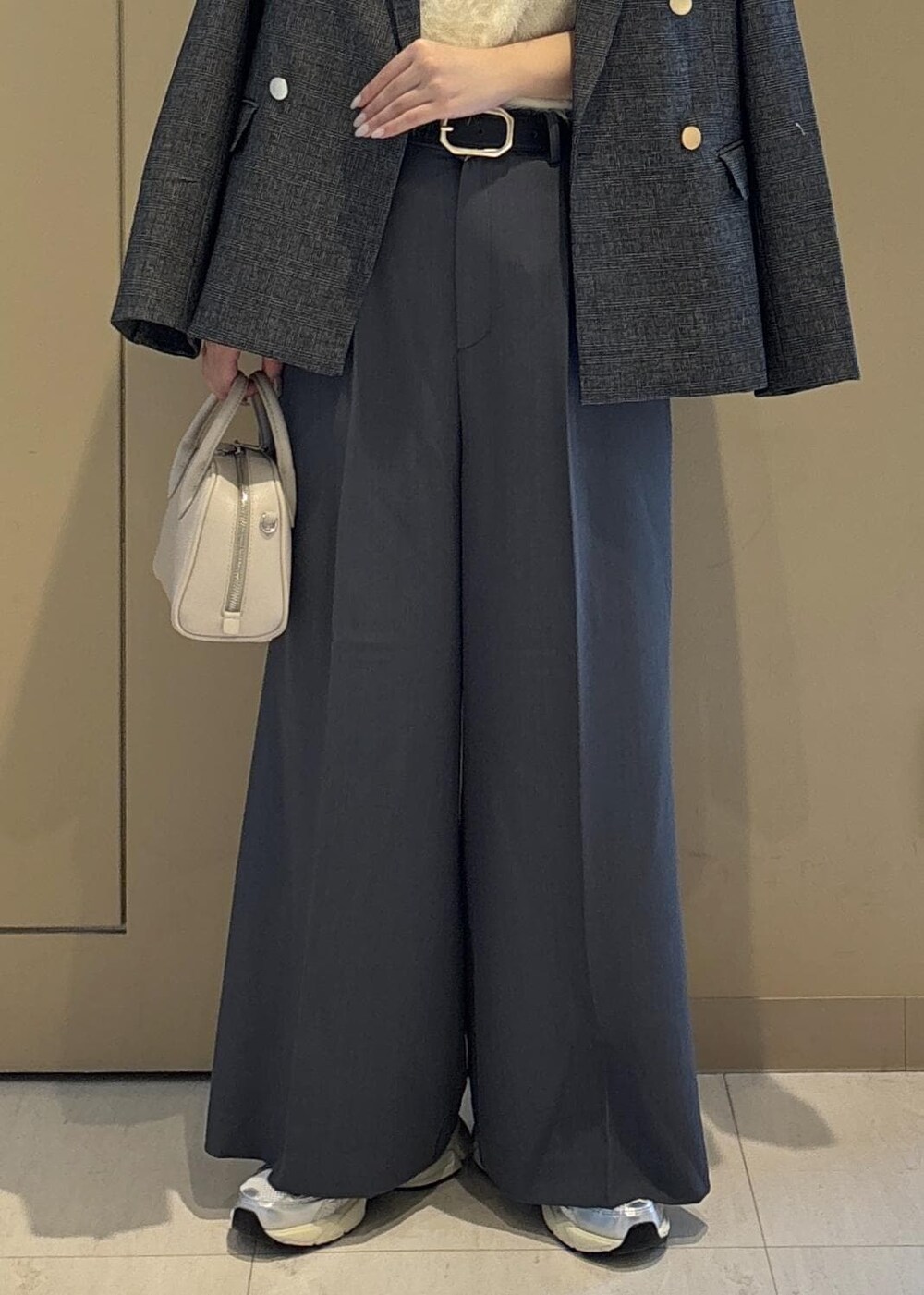 グレー系のテーラードジャケット、ホワイト系のニット/セーター、グレー系のその他パンツを着用したレディースの秋コーディネートの7枚目の写真