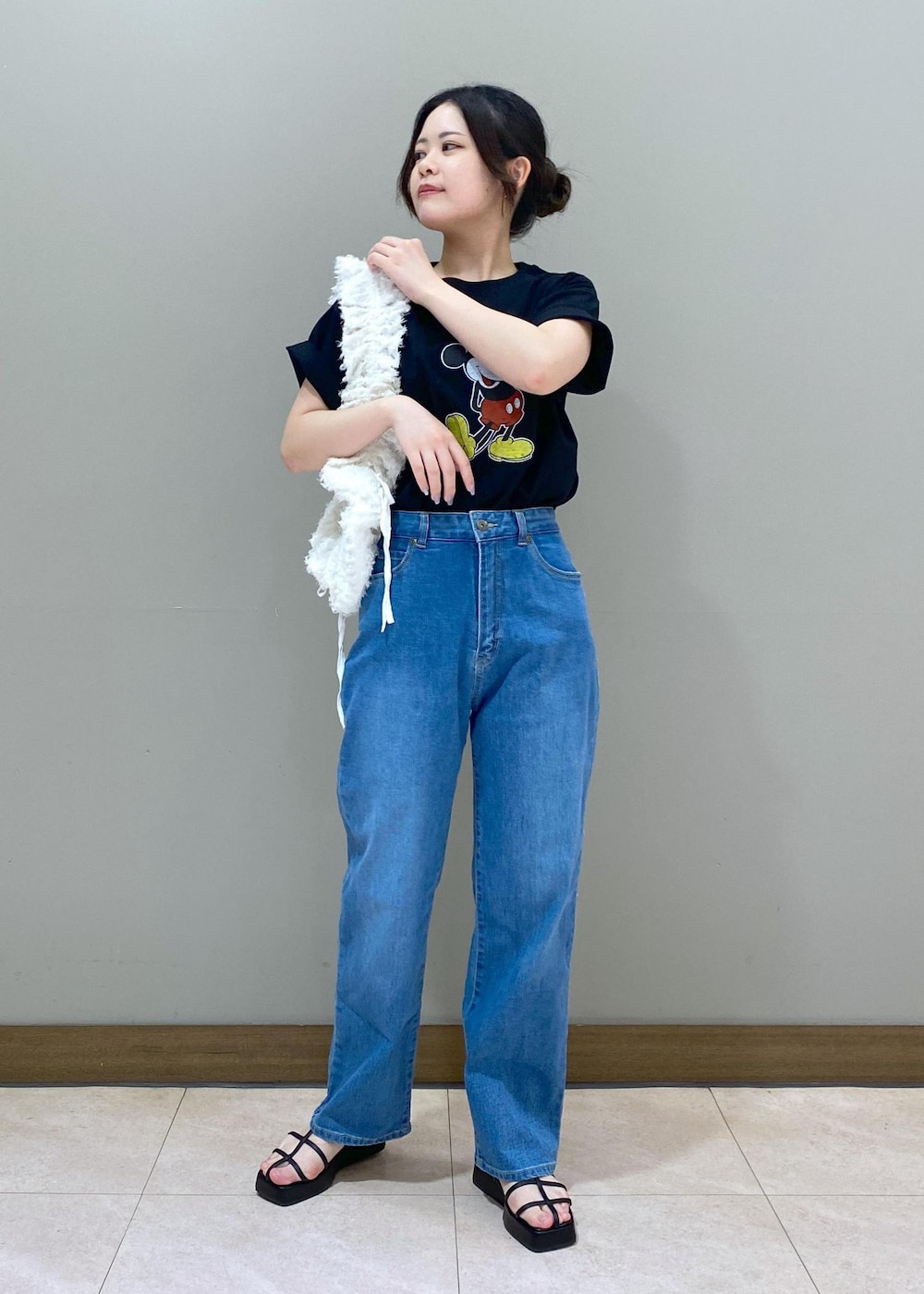 ブラック系のサンダル、ブラック系のTシャツ/カットソー、ホワイト系のショルダーバッグを着用したレディースの夏コーディネートの3枚目の写真