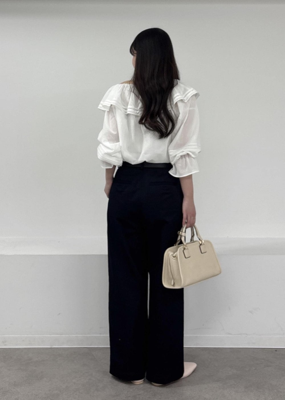 ホワイト系のボストンバッグ、ブルー系のチノパンツ、ピンク系のパンプスを着用したレディースの春コーディネートの3枚目の写真