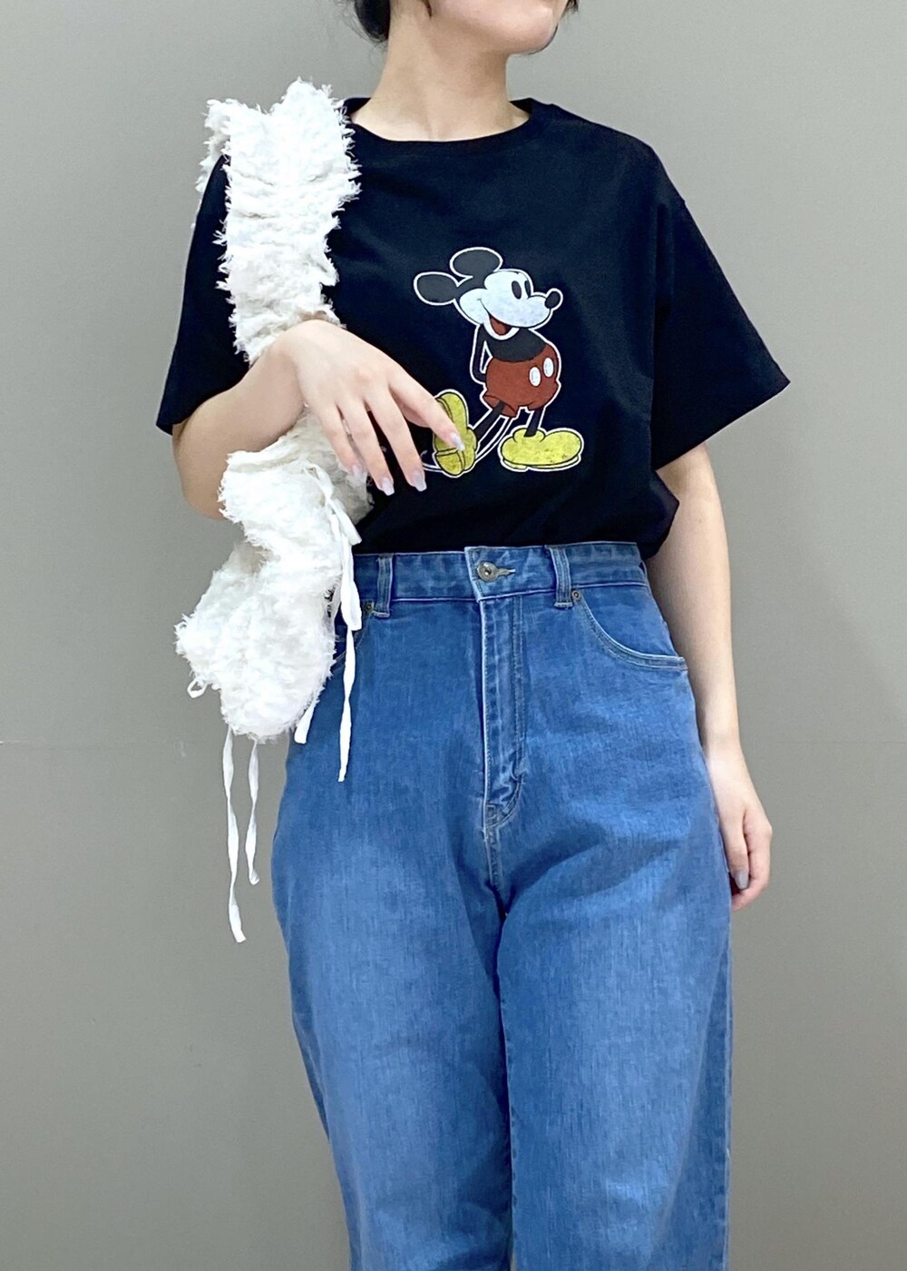 ブラック系のサンダル、ブラック系のTシャツ/カットソー、ホワイト系のショルダーバッグを着用したレディースの夏コーディネートの8枚目の写真