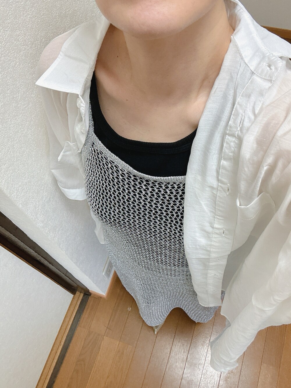 ブラック系のスラックス、シルバー系のワンピース、ホワイト系のシャツ/ブラウスを着用したレディースの夏コーディネートの3枚目の写真