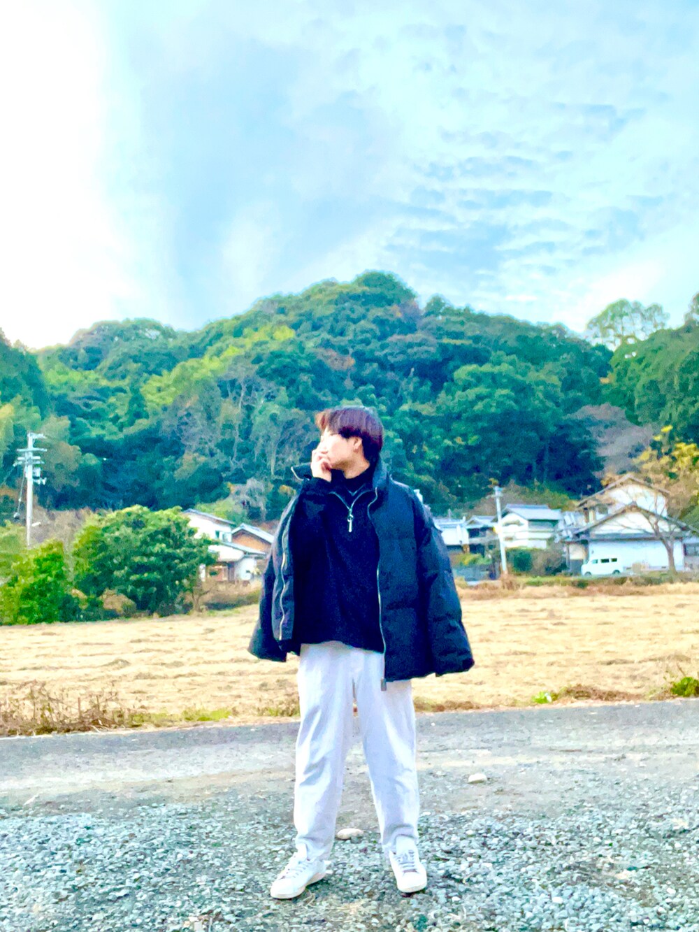 ブラック系のTシャツ/カットソー、ブラック系のTシャツ/カットソー、ブラック系のダウンジャケット/コートを着用したメンズの冬コーディネートの2枚目の写真