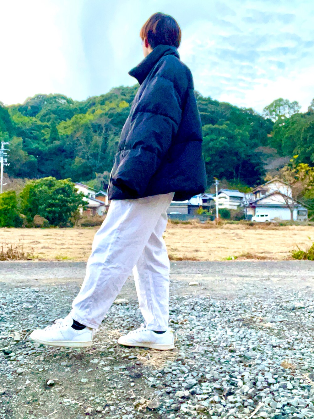 ブラック系のTシャツ/カットソー、ブラック系のTシャツ/カットソー、ブラック系のダウンジャケット/コートを着用したメンズの冬コーディネートの3枚目の写真