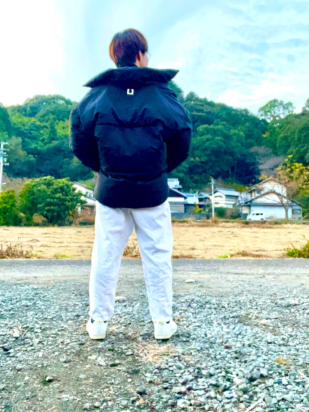 ブラック系のTシャツ/カットソー、ブラック系のTシャツ/カットソー、ブラック系のダウンジャケット/コートを着用したメンズの冬コーディネートの4枚目の写真