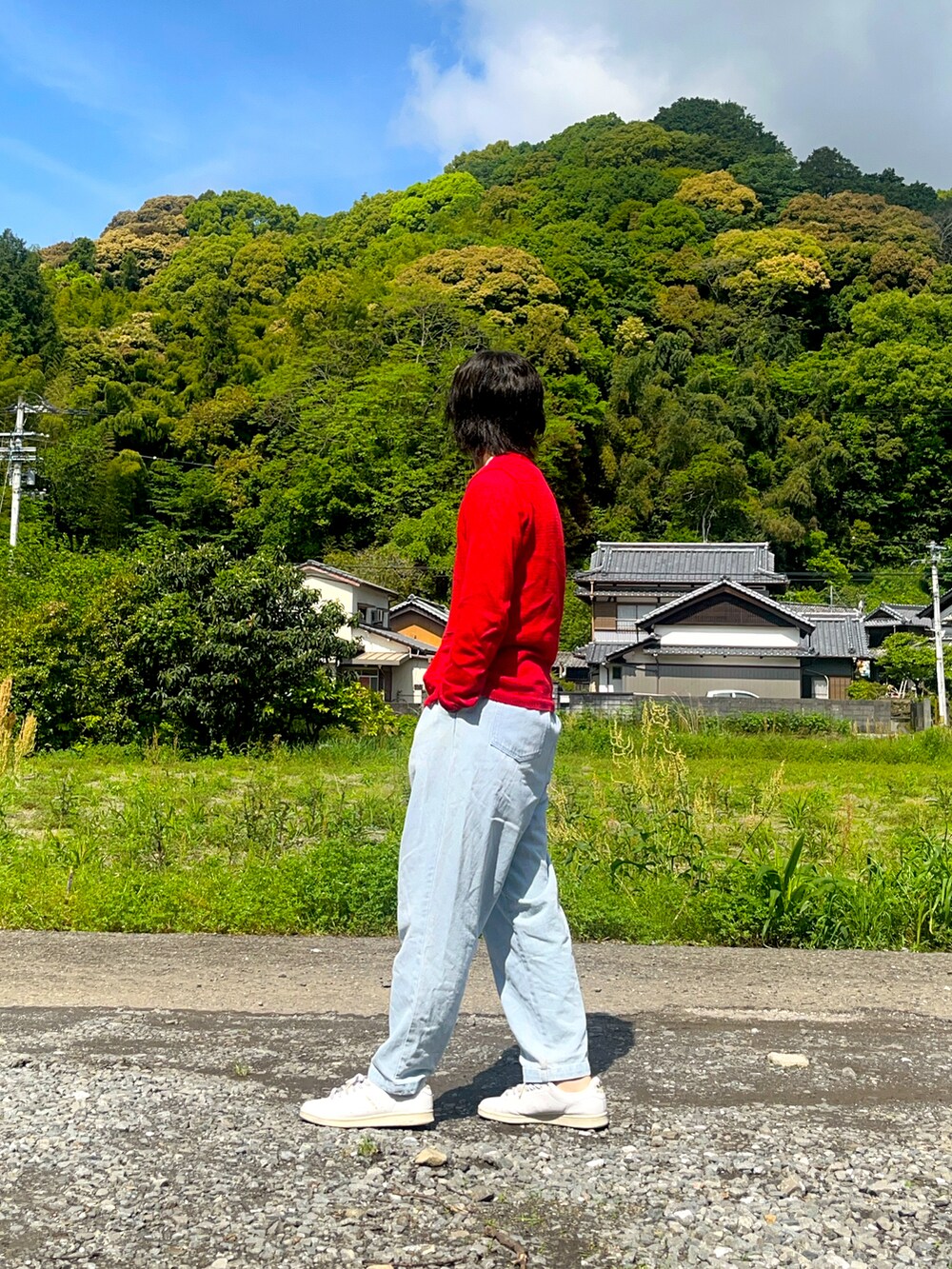 レッド系のカーディガン/ボレロ、ホワイト系のTシャツ/カットソー、ブルー系のデニムパンツを着用したメンズの春コーディネートの2枚目の写真