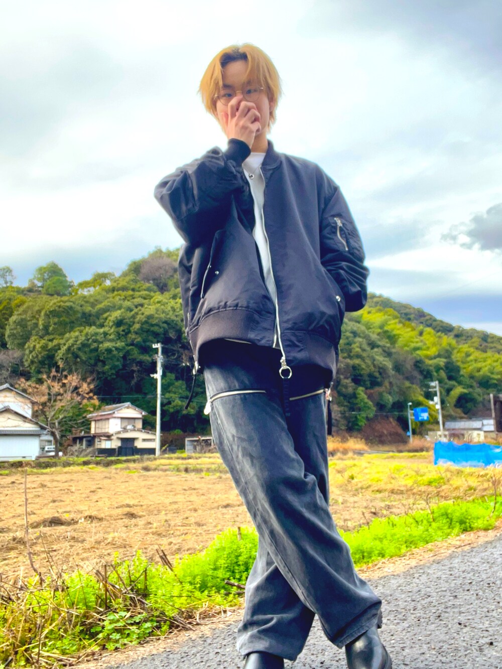 ブラック系のMA-1、ホワイト系のスウェット、グレー系のデニムパンツを着用したメンズの冬コーディネートの2枚目の写真