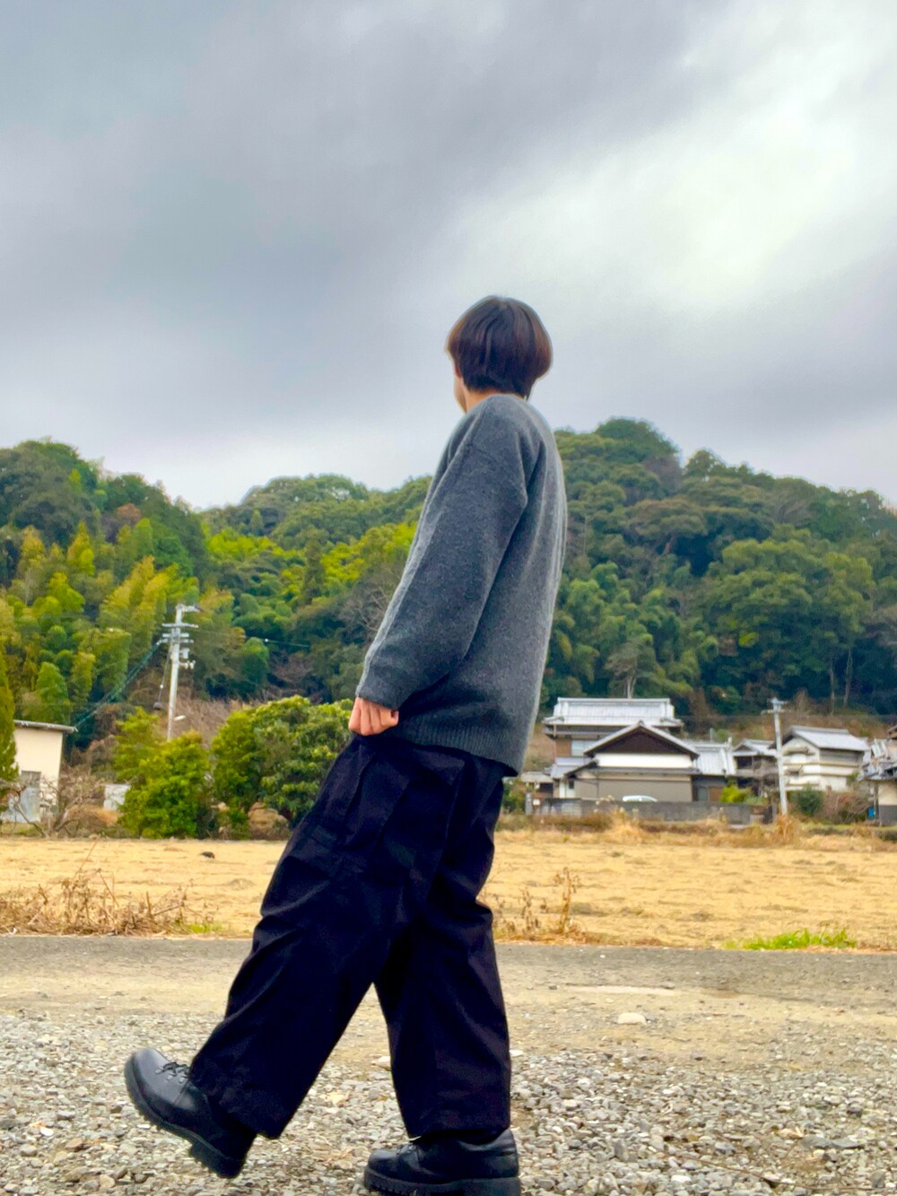 ブラック系のニット/セーター、ブラック系のカーゴパンツ、ブラック系のブーツを着用したメンズの冬コーディネートの2枚目の写真