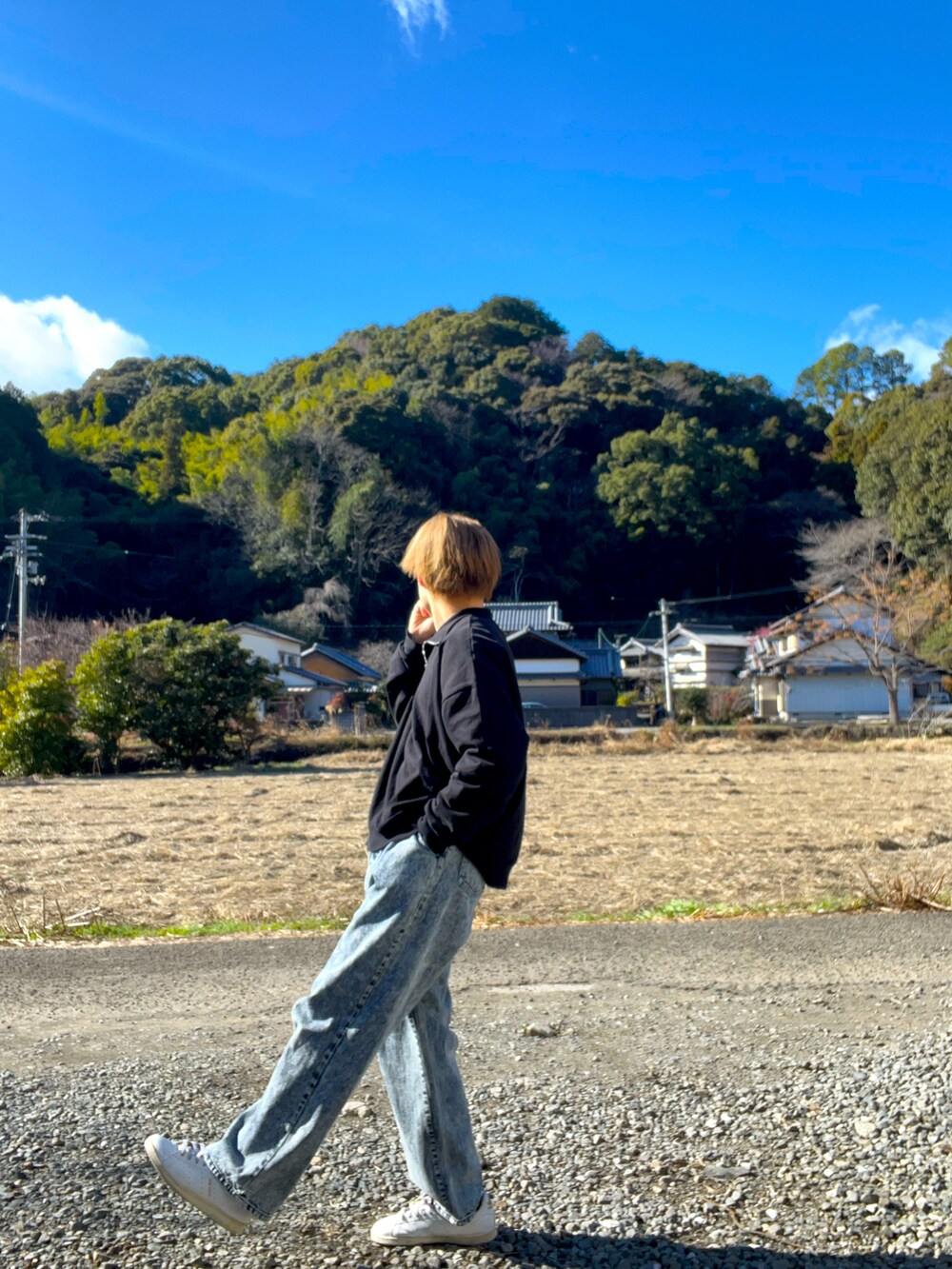 ブラック系のニット/セーター、ブラック系のTシャツ/カットソー、ブルー系のデニムパンツを着用したメンズの冬コーディネートの3枚目の写真