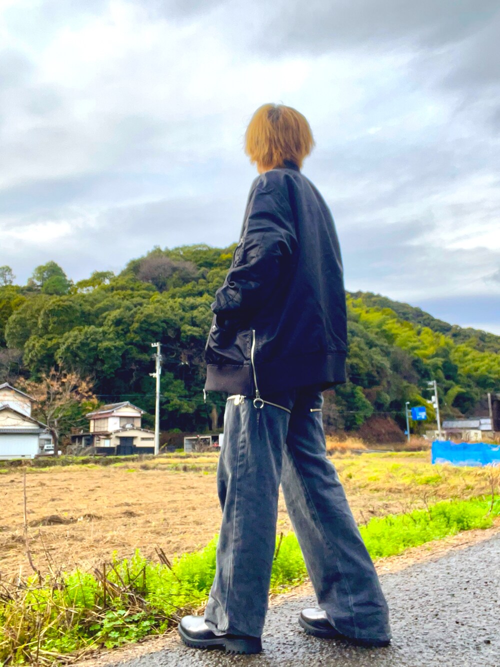 ブラック系のMA-1、ホワイト系のスウェット、グレー系のデニムパンツを着用したメンズの冬コーディネートの3枚目の写真