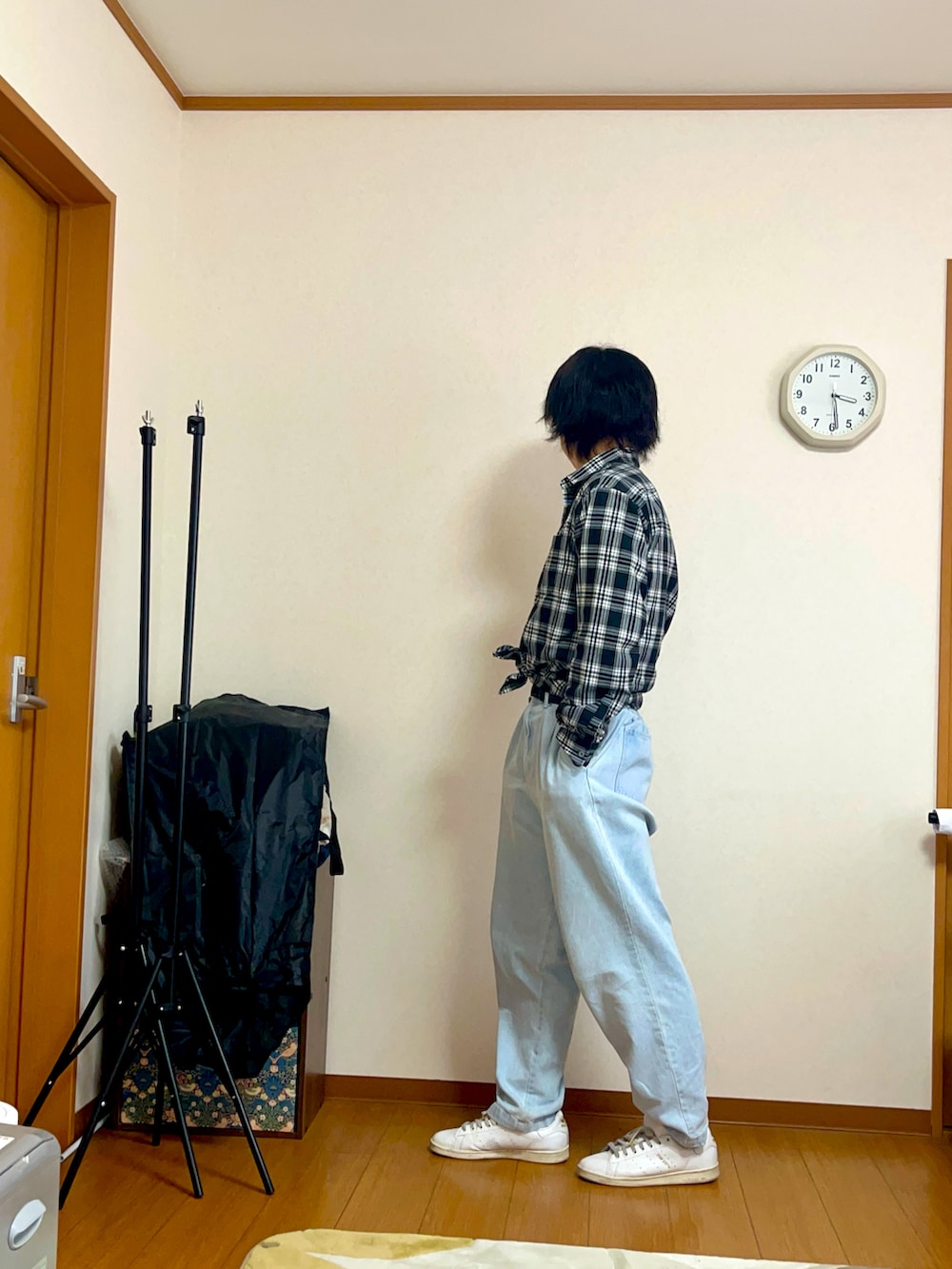 ブラック系のシャツ/ブラウス、ホワイト系のTシャツ/カットソー、ブルー系のデニムパンツを着用したメンズの春コーディネートの2枚目の写真