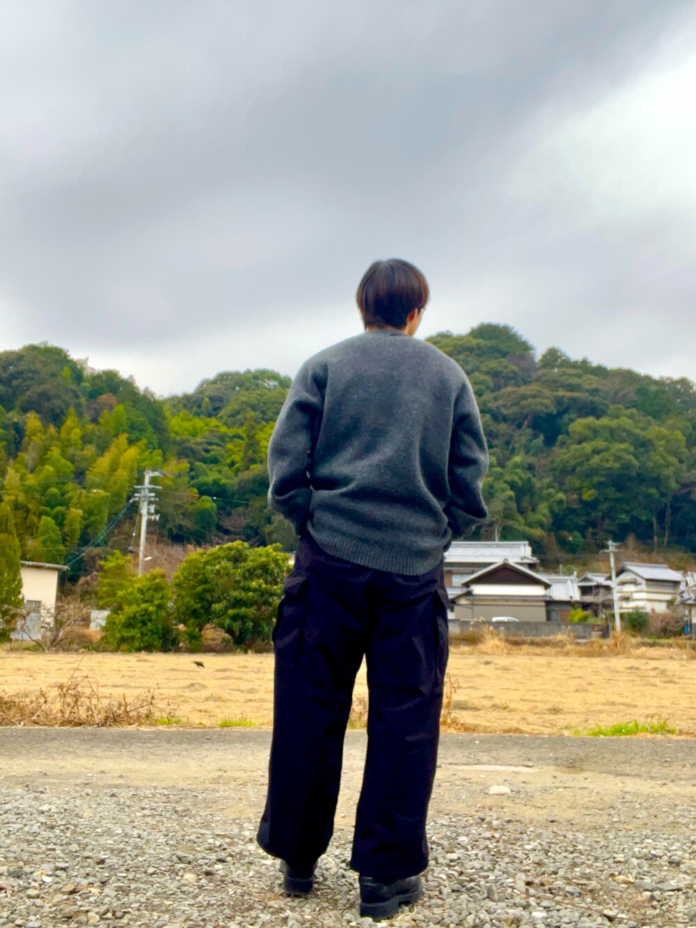 ブラック系のニット/セーター、ブラック系のカーゴパンツ、ブラック系のブーツを着用したメンズの冬コーディネートの3枚目の写真