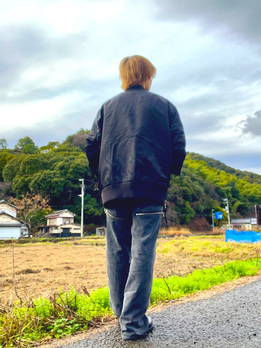 ブラック系のMA-1、ホワイト系のスウェット、グレー系のデニムパンツを着用したメンズの冬コーディネートの4枚目の写真