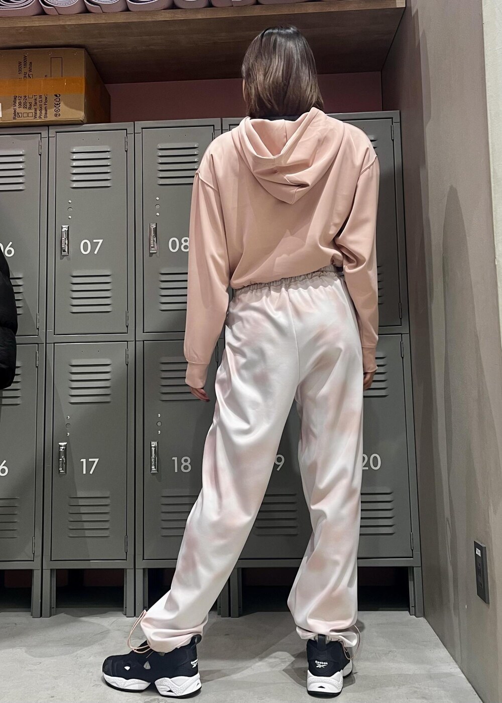 ブラック系のスニーカー、ピンク系のその他パンツ、ピンク系のパーカーを着用したレディースの春コーディネートの3枚目の写真