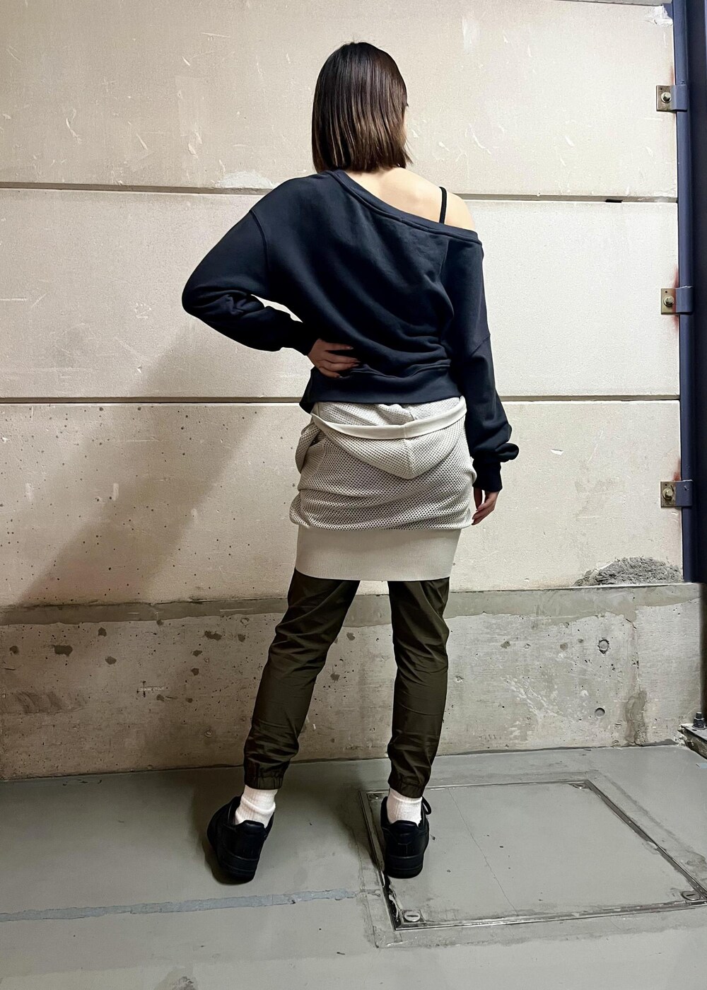 ブラック系のスニーカー、ブラック系のTシャツ/カットソー、ブラウン系のその他パンツを着用したレディースの春コーディネートの3枚目の写真