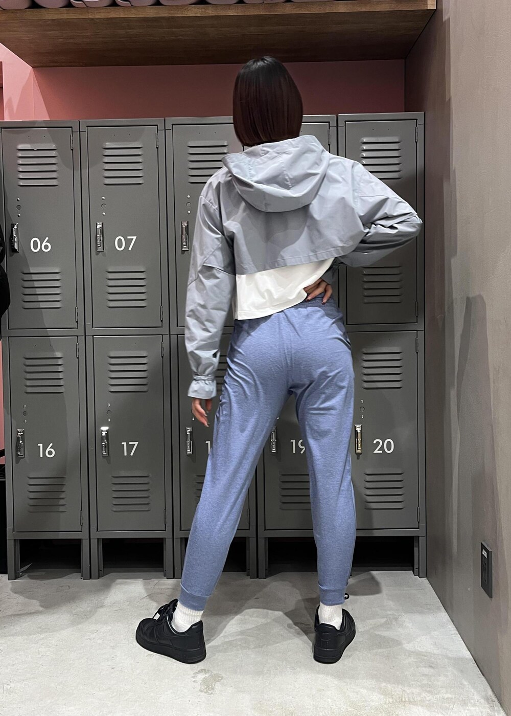 ブラック系のスニーカー、ブルー系のブルゾン、ホワイト系のTシャツ/カットソーを着用したレディースの春コーディネートの3枚目の写真