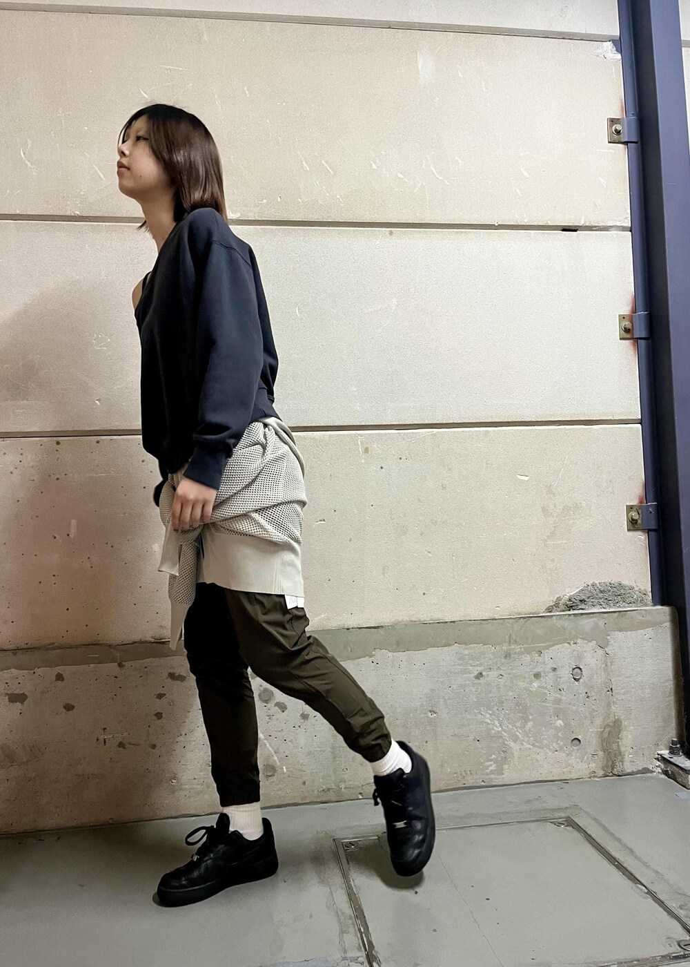 ブラック系のスニーカー、ブラック系のTシャツ/カットソー、ブラウン系のその他パンツを着用したレディースの春コーディネートの2枚目の写真