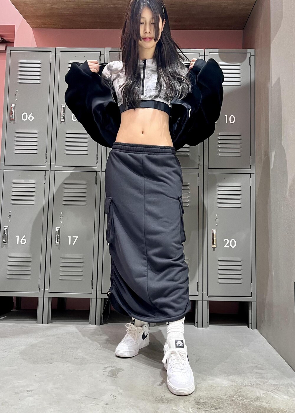 「ナージー、ナイキ、カーゴスカート、エアフォースワン、AIRFORCE1、AIRFORCE1'07、RicoIkeda×NERGY、高身長、ブラック、ファー、ブルゾン、スニーカー、NERGY、NIKE、RUN」｜「NIKEの【NIKE】ナイキ エア フォース 1 '07（スニーカー、ホワイト系）」を使った、せさん（レディース・170cm）の冬コーディネートの2枚目の写真