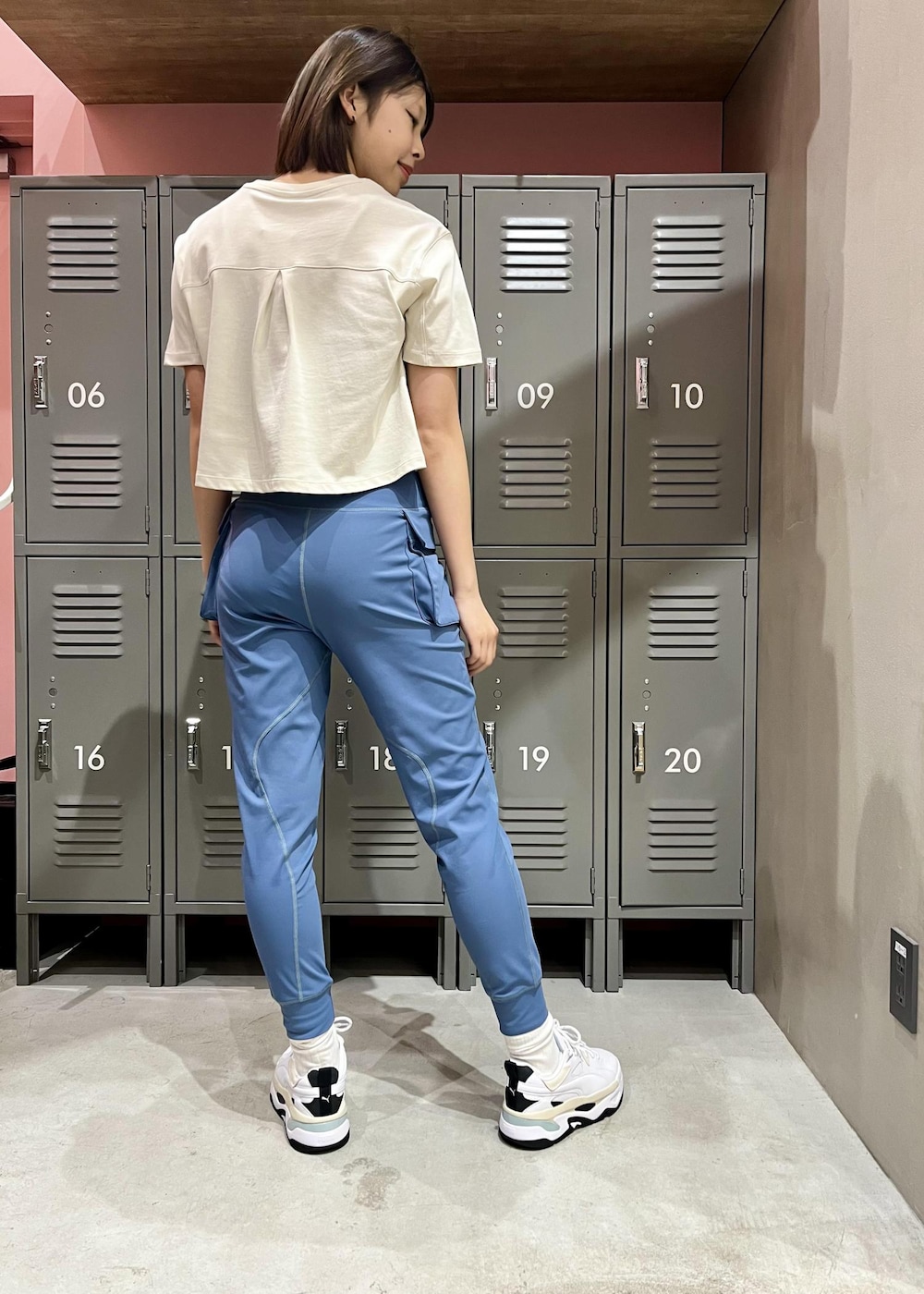 ホワイト系のスニーカー、ホワイト系のTシャツ/カットソー、ブルー系のレギンス/スパッツを着用したレディースの冬コーディネートの2枚目の写真