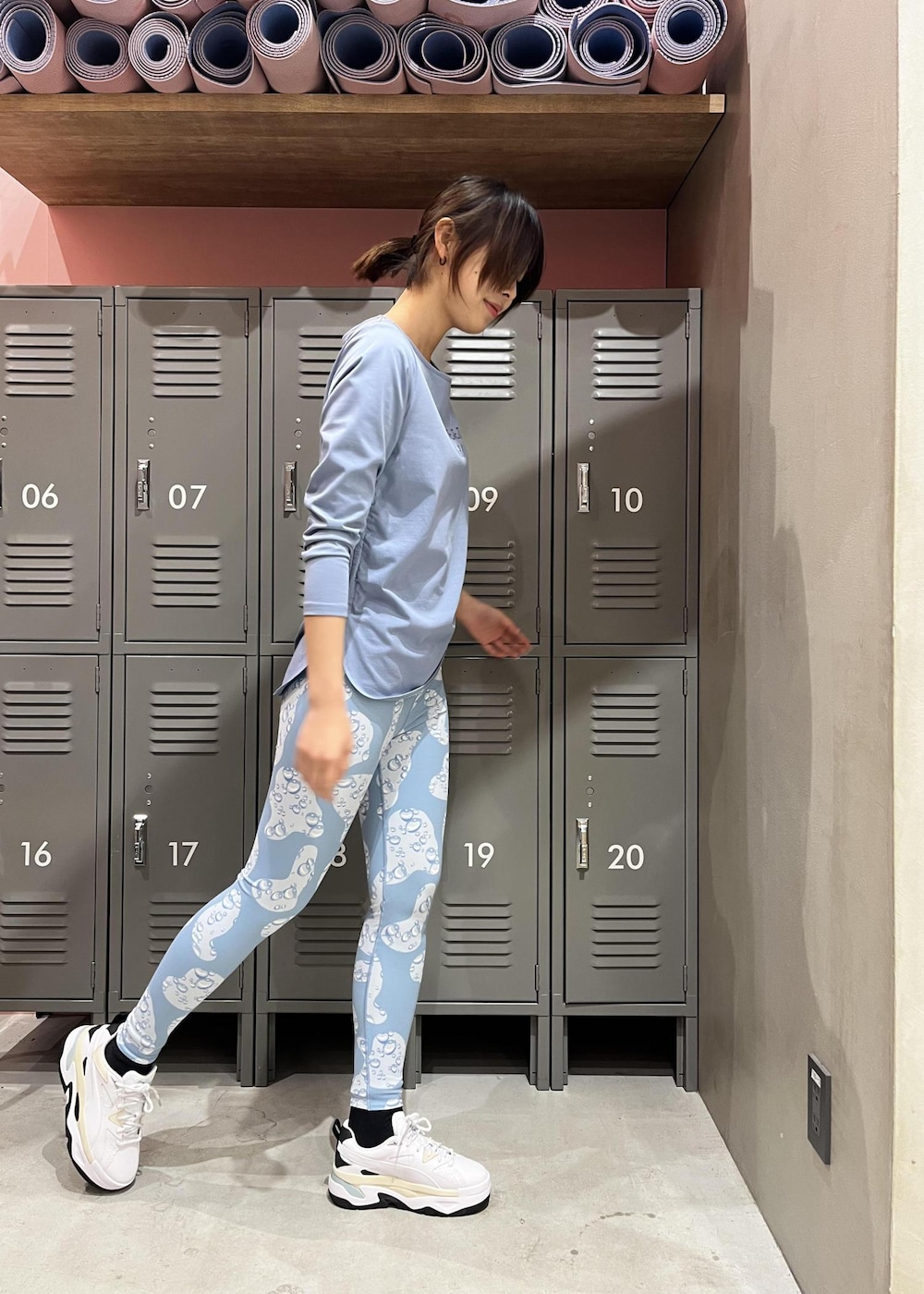 ブルー系のTシャツ/カットソー、ホワイト系のスニーカー、ブルー系のレギンス/スパッツを着用したレディースの冬コーディネートの4枚目の写真