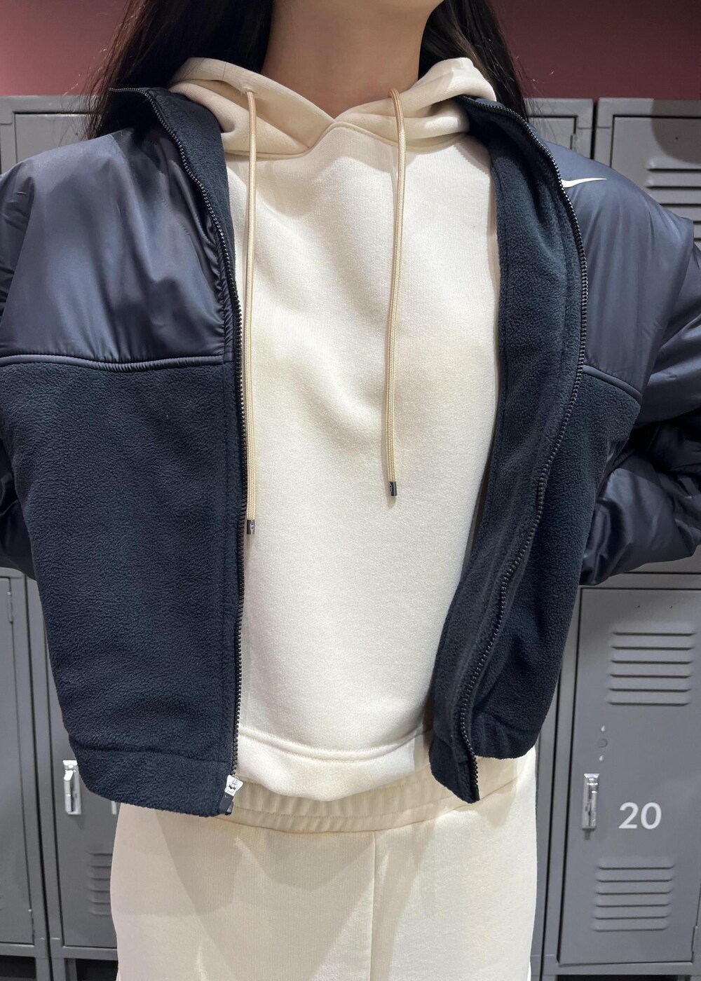 ブラック系のその他アウター、ホワイト系のスカート、ホワイト系のパーカーを着用したレディースの冬コーディネートの4枚目の写真