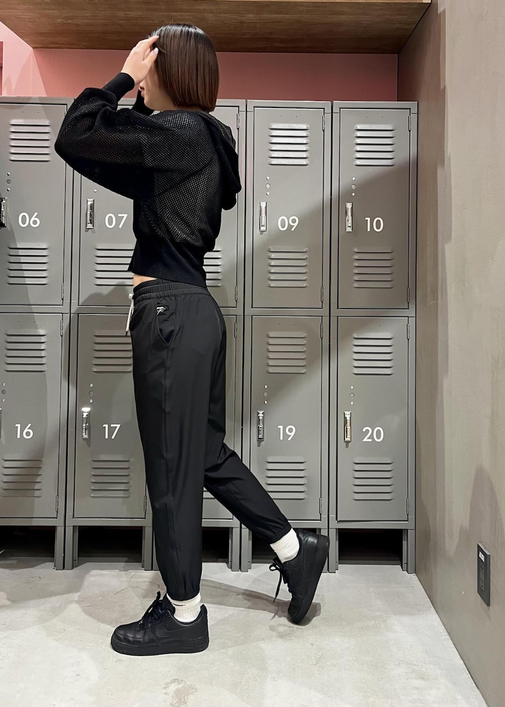 ブラック系のパーカー、ブラック系のスニーカー、ホワイト系のTシャツ/カットソーを着用したレディースの春コーディネートの2枚目の写真