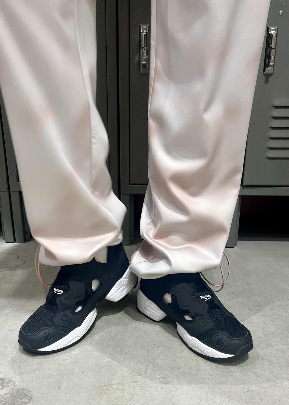 ブラック系のスニーカー、ブラック系のTシャツ/カットソー、ピンク系のその他パンツを着用したレディースの春コーディネートの4枚目の写真