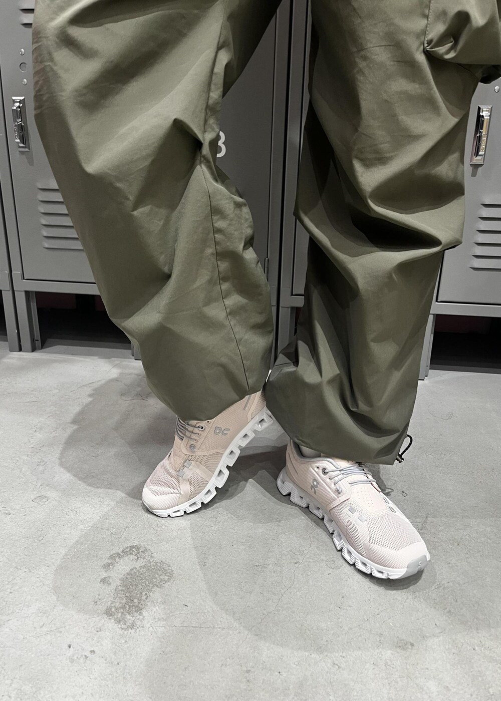 グリーン系のその他パンツ、ピンク系のスニーカー、ベージュ系のブルゾンを着用したレディースの冬コーディネートの4枚目の写真