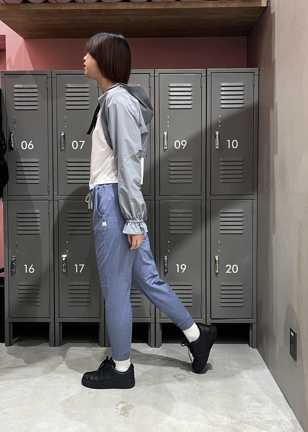 ブラック系のスニーカー、ブルー系のブルゾン、ホワイト系のTシャツ/カットソーを着用したレディースの春コーディネートの2枚目の写真