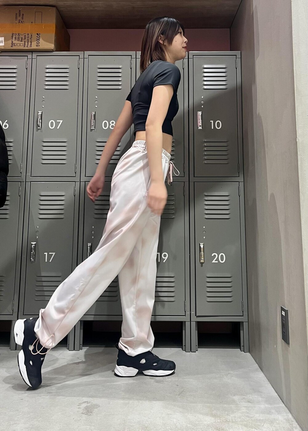 ブラック系のスニーカー、ブラック系のTシャツ/カットソー、ピンク系のその他パンツを着用したレディースの春コーディネートの3枚目の写真