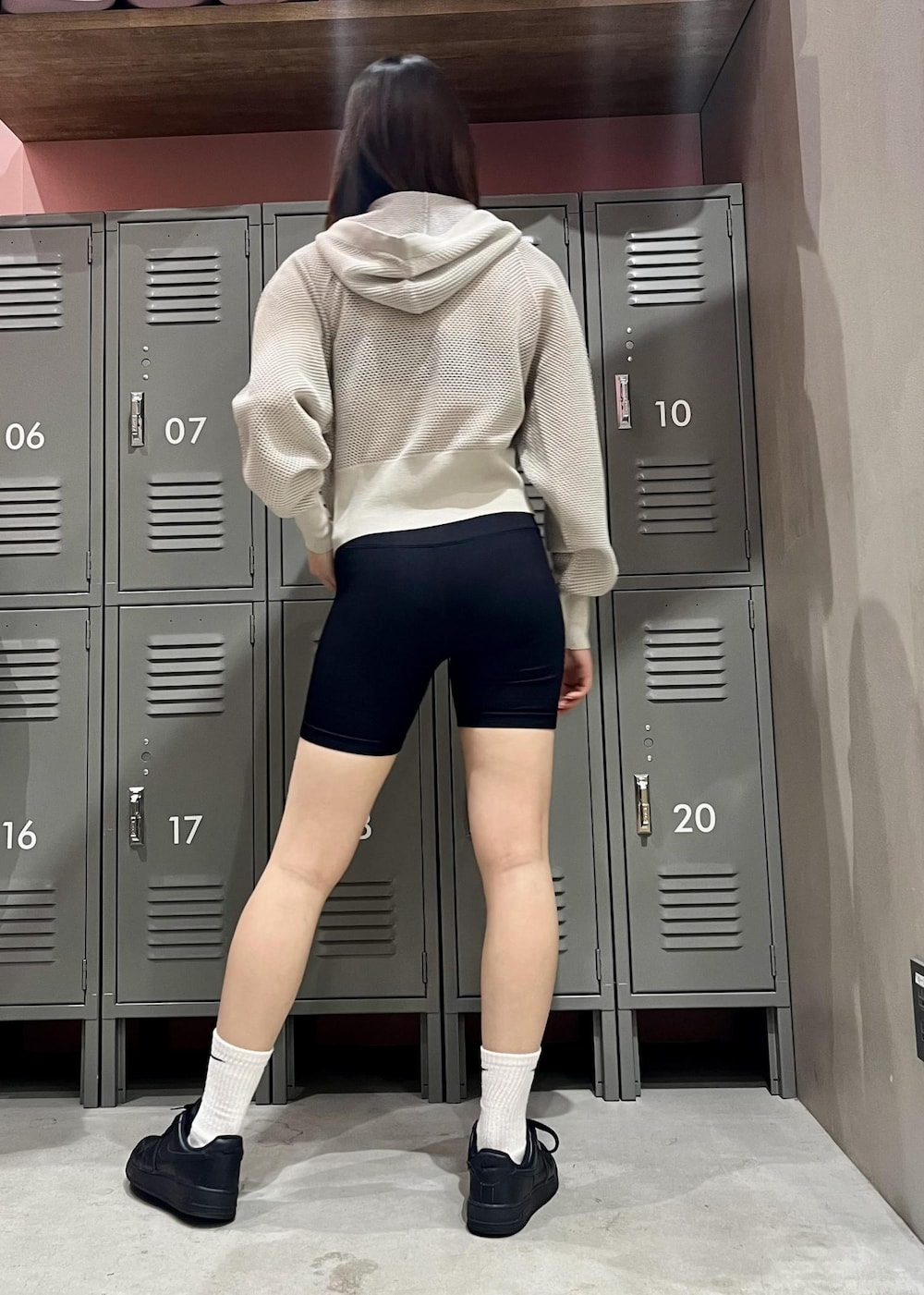 ブラック系のスニーカー、シルバー系のパーカー、グレー系のブラジャーを着用したレディースの冬コーディネートの4枚目の写真