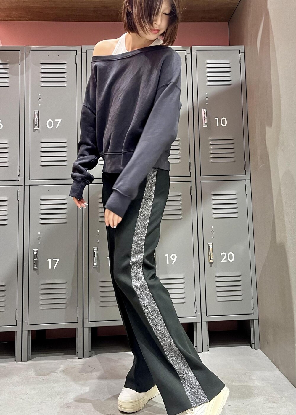 ブラック系のTシャツ/カットソー、ホワイト系のタンクトップ、ホワイト系のスニーカーを着用したレディースの冬コーディネートの4枚目の写真