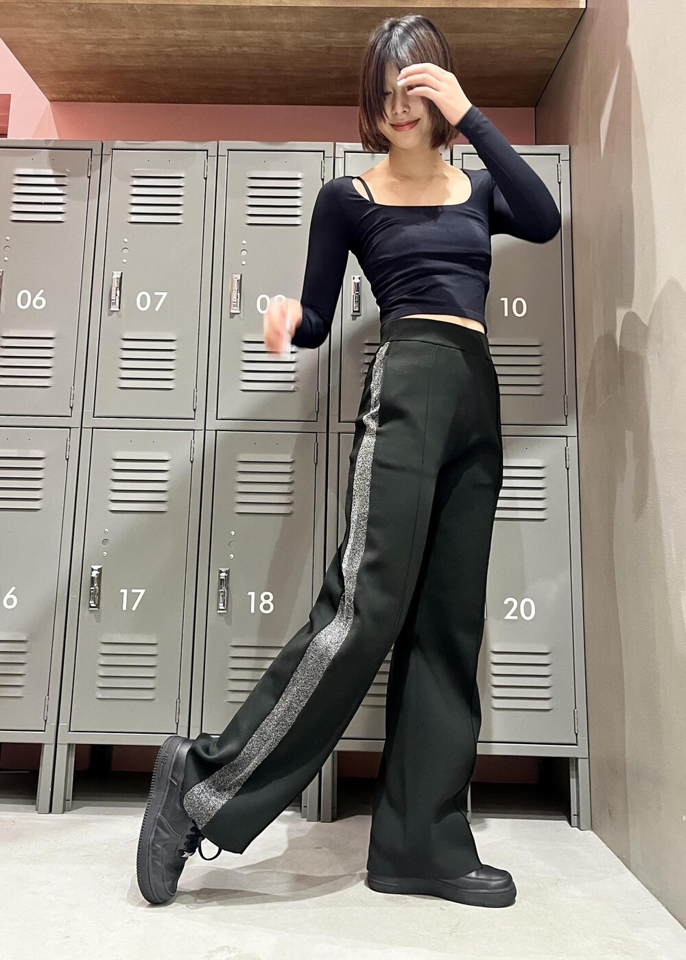 ブラック系のその他パンツ、ブラック系のスニーカー、ブラック系のTシャツ/カットソーを着用したレディースの冬コーディネートの3枚目の写真