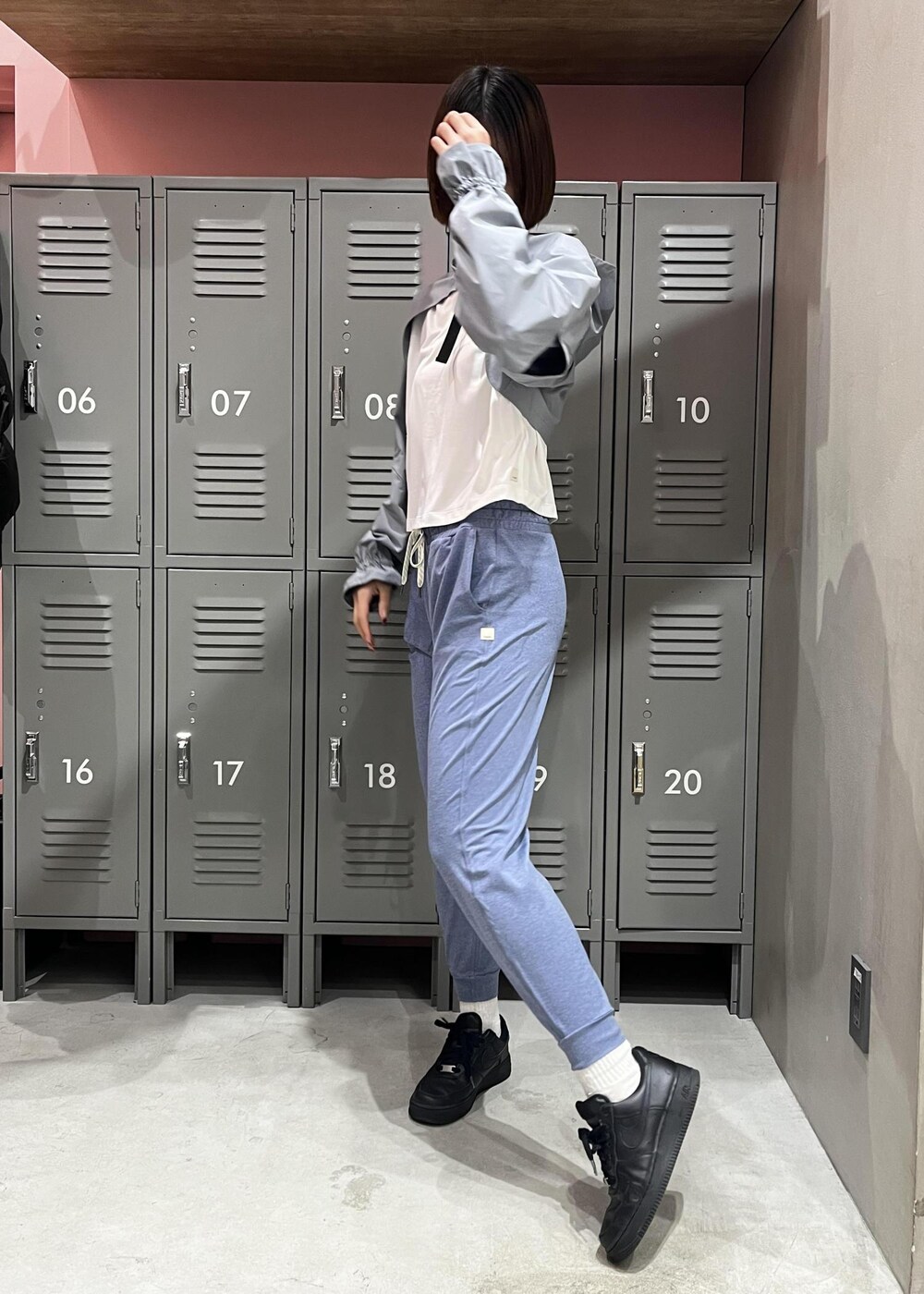 ブラック系のスニーカー、ブルー系のブルゾン、ホワイト系のTシャツ/カットソーを着用したレディースの春コーディネートの5枚目の写真