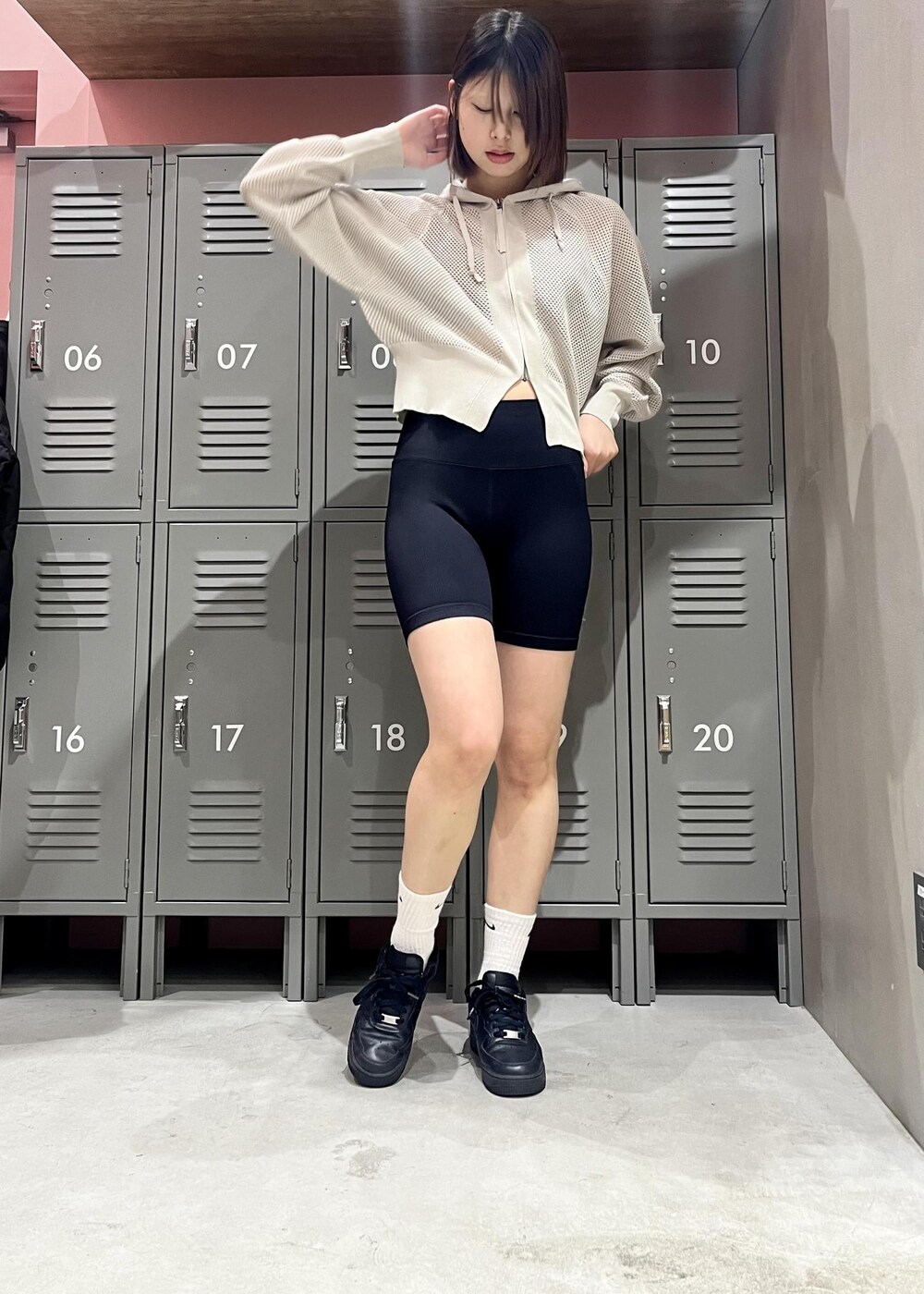 ブラック系のスニーカー、シルバー系のパーカー、グレー系のブラジャーを着用したレディースの冬コーディネートの2枚目の写真