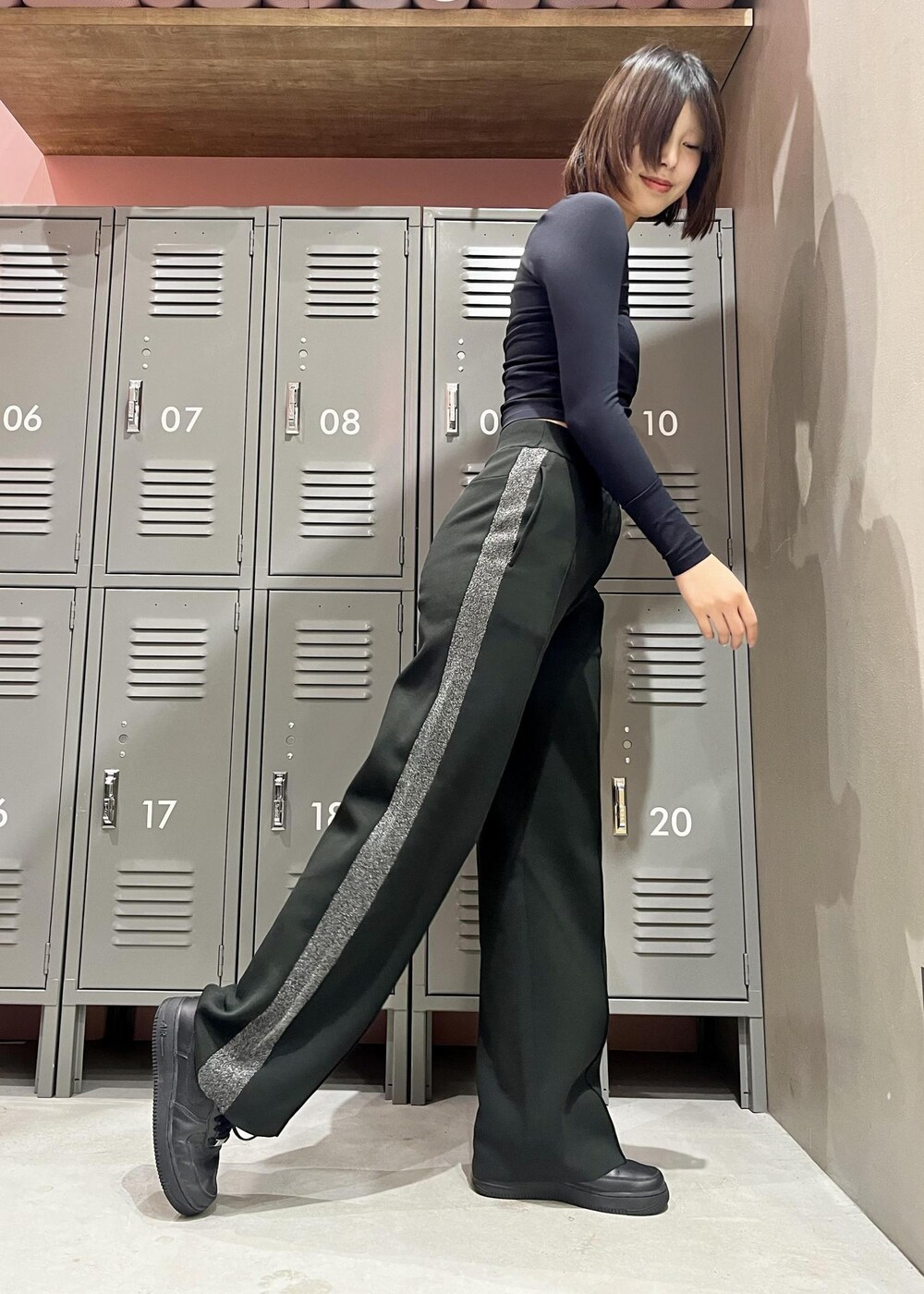ブラック系のその他パンツ、ブラック系のスニーカー、ブラック系のTシャツ/カットソーを着用したレディースの冬コーディネートの2枚目の写真