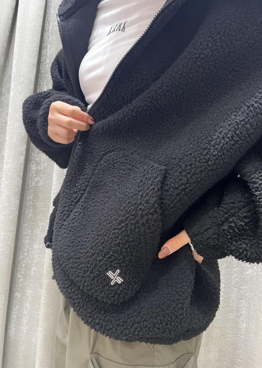 ブラック系のスニーカー、グリーン系のその他パンツ、ブラック系のその他アウターを着用したレディースの冬コーディネートの5枚目の写真