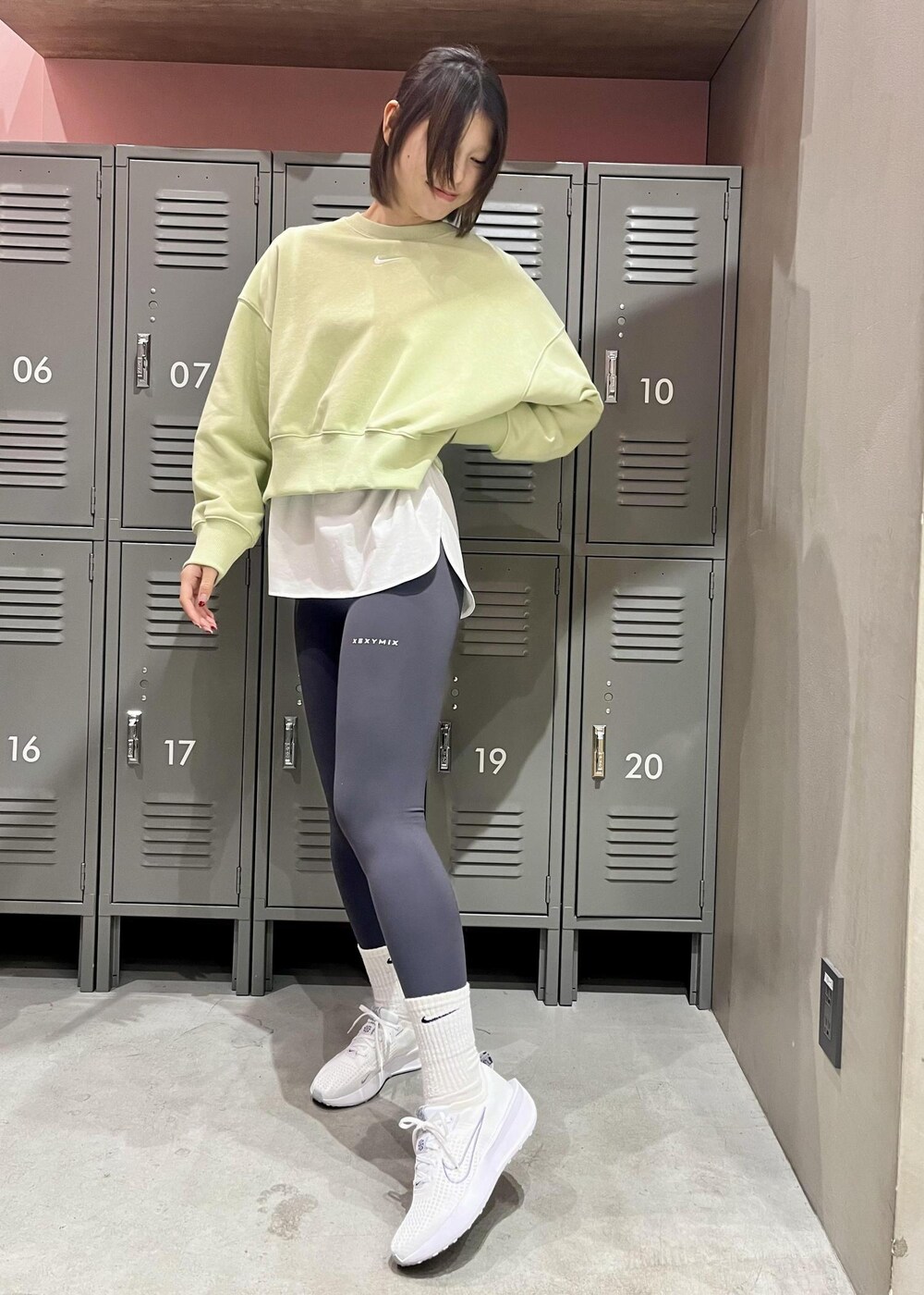 ホワイト系のTシャツ/カットソー、グリーン系のスウェット、ホワイト系のスニーカーを着用したレディースの冬コーディネートの2枚目の写真
