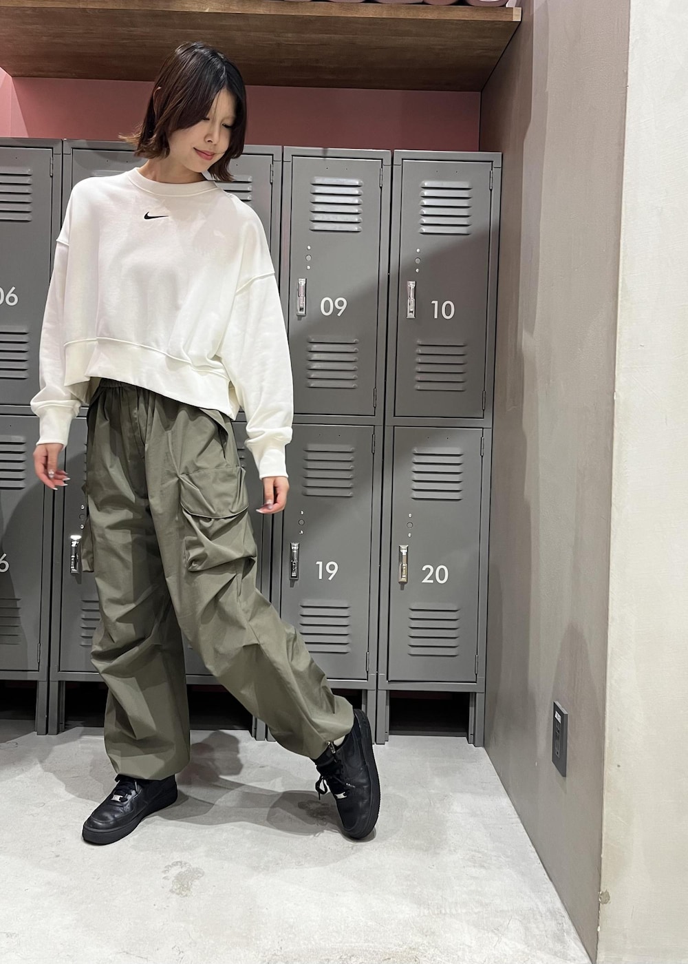 グリーン系のその他パンツ、ホワイト系のスウェット、ブラック系のスニーカーを着用したレディースの冬コーディネートの2枚目の写真