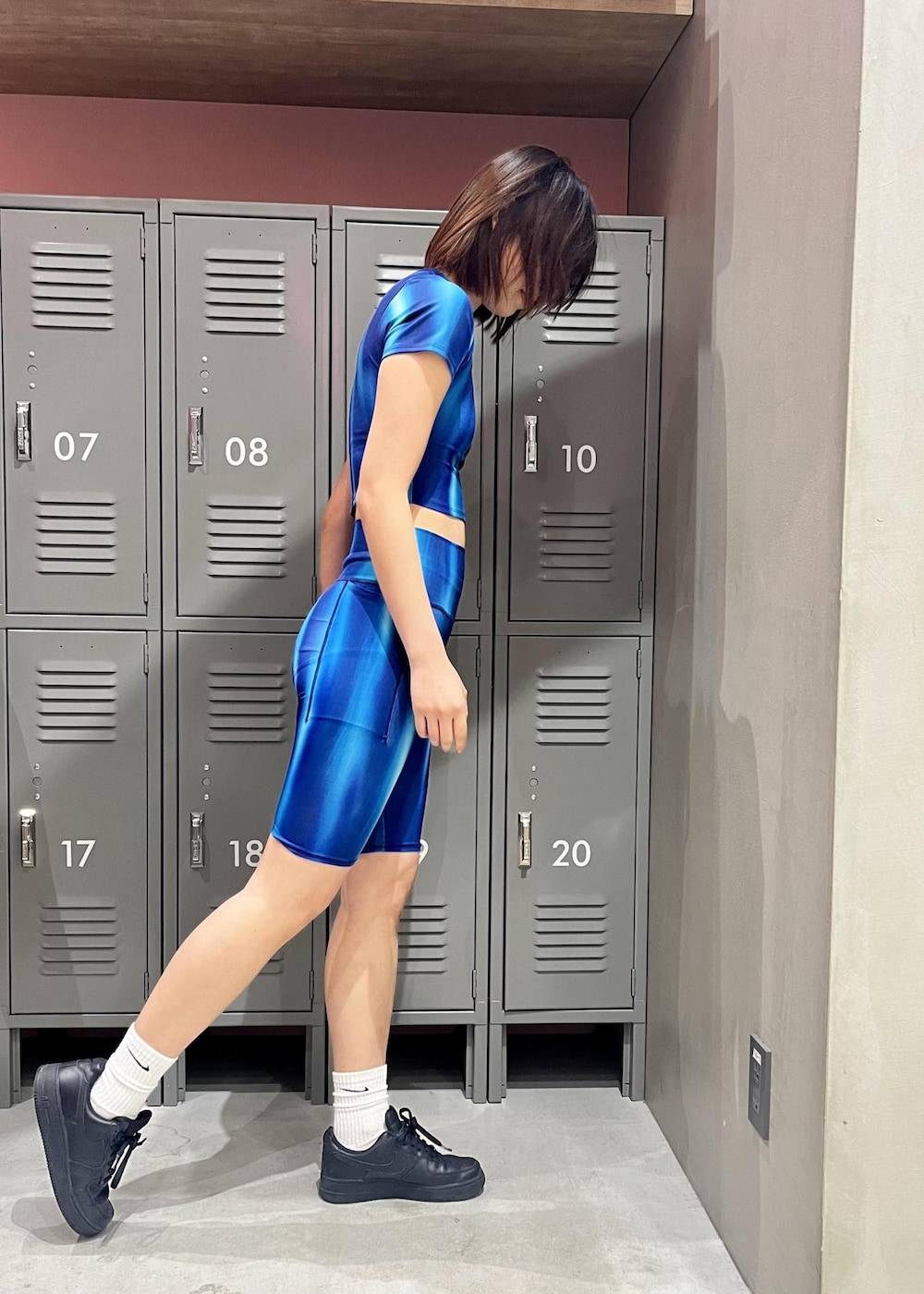 ブラック系のスニーカー、ブルー系のTシャツ/カットソー、ブルー系のレギンス/スパッツを着用したレディースの春コーディネートの3枚目の写真