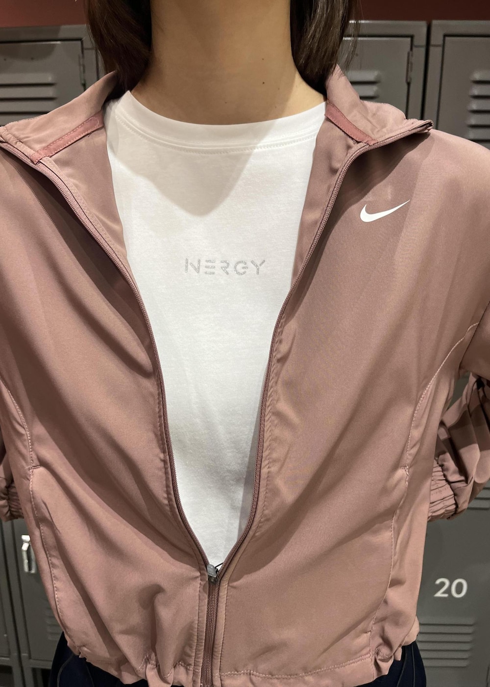 ブラック系のスニーカー、ブラウン系のブルゾン、ホワイト系のTシャツ/カットソーを着用したレディースの冬コーディネートの2枚目の写真
