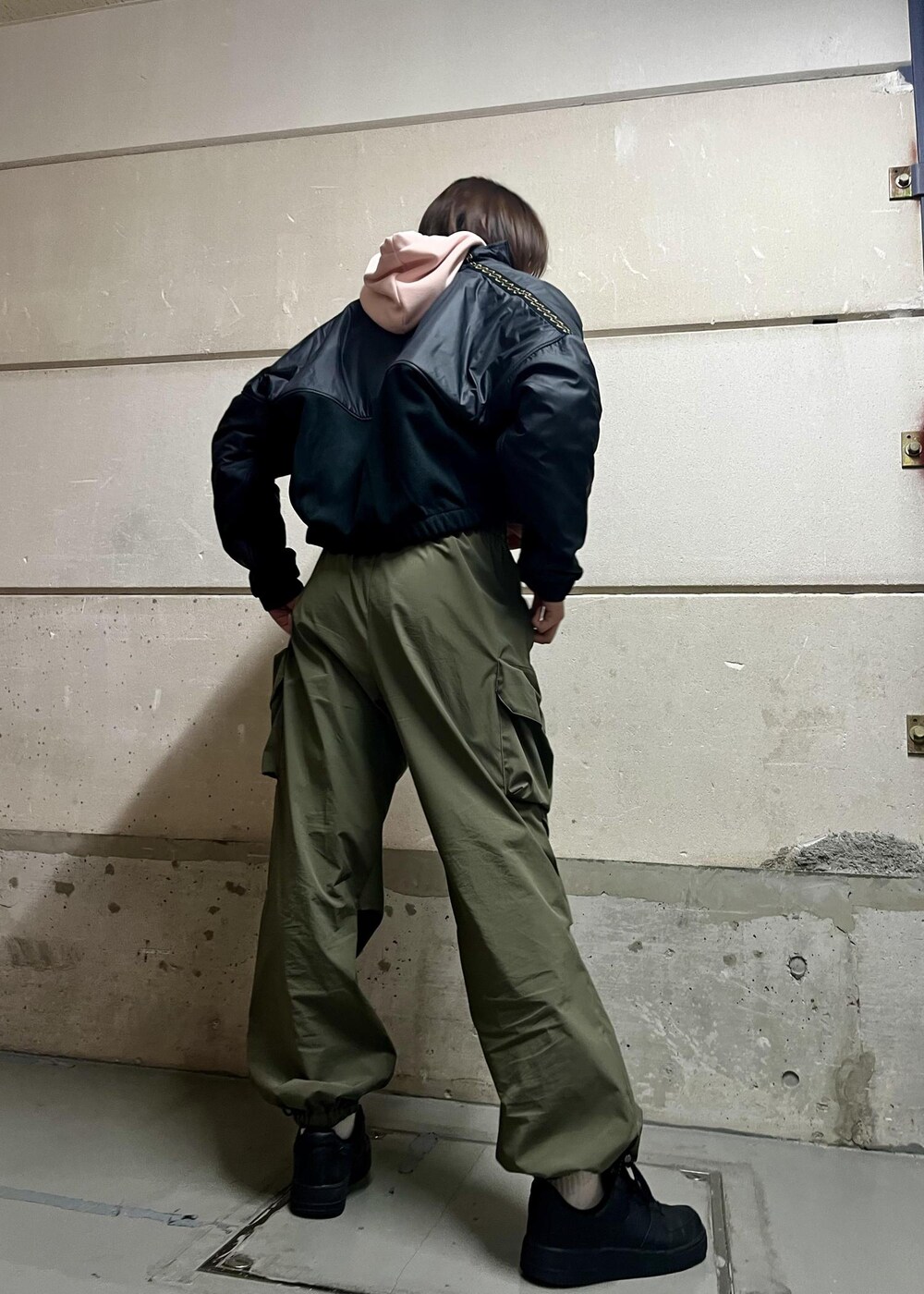 ブラック系のスニーカー、グリーン系のその他パンツ、ブラック系のその他アウターを着用したレディースの冬コーディネートの3枚目の写真