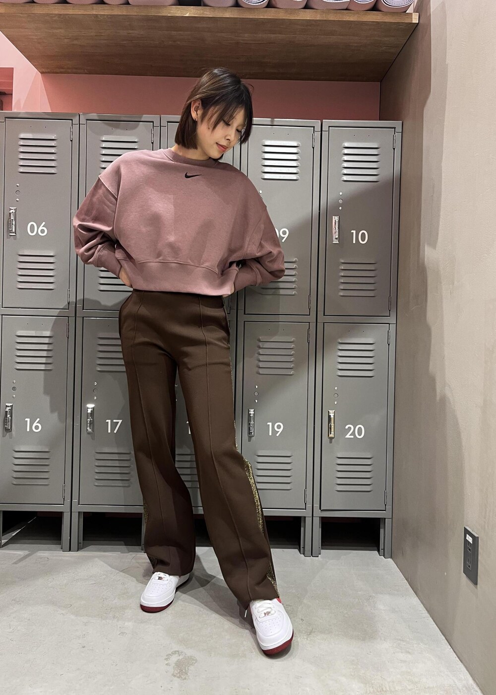 ブラウン系のその他パンツ、ホワイト系のスニーカー、ブラウン系のスウェットを着用したレディースの冬コーディネートの3枚目の写真