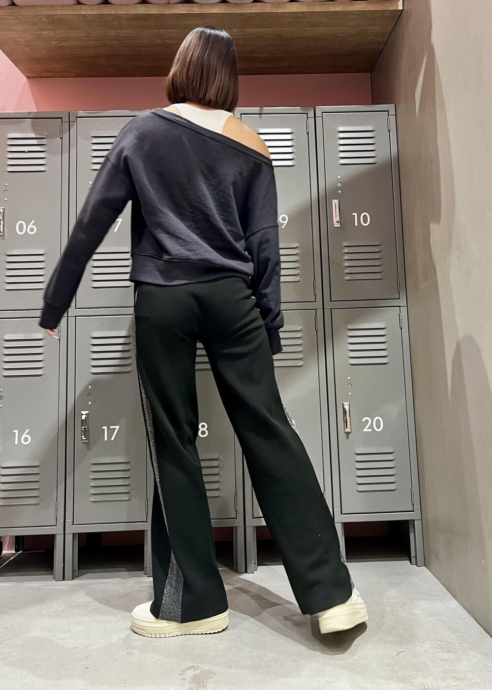 ブラック系のTシャツ/カットソー、ホワイト系のタンクトップ、ホワイト系のスニーカーを着用したレディースの冬コーディネートの3枚目の写真